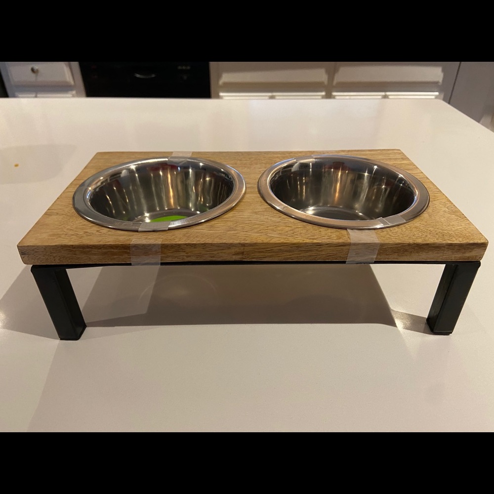 NWT Small Dog Cat Bowl Set with Stand